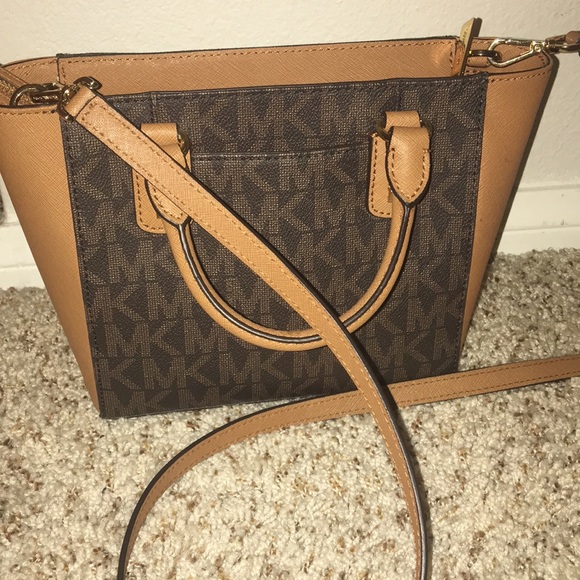 Micheal Kors Crossbody Bag - Picture 2 of 3